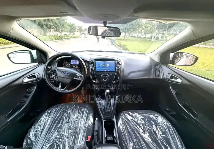 Ford Focus S dr Sedan (2.0L 4cyl 5M) 2017 Blanc cassé