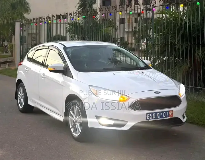 Ford Focus S dr Sedan (2.0L 4cyl 5M) 2017 Blanc cassé