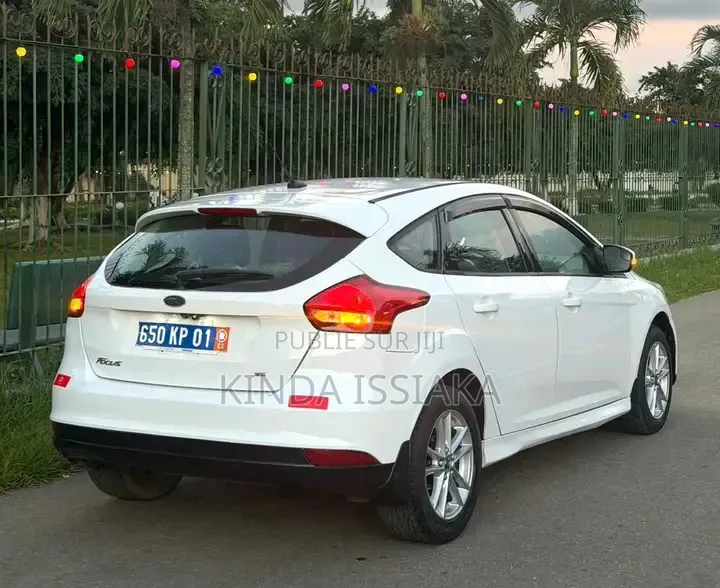 Ford Focus S dr Sedan (2.0L 4cyl 5M) 2017 Blanc cassé