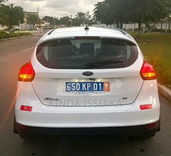 Ford Focus S dr Sedan (2.0L 4cyl 5M) 2017 Blanc cassé