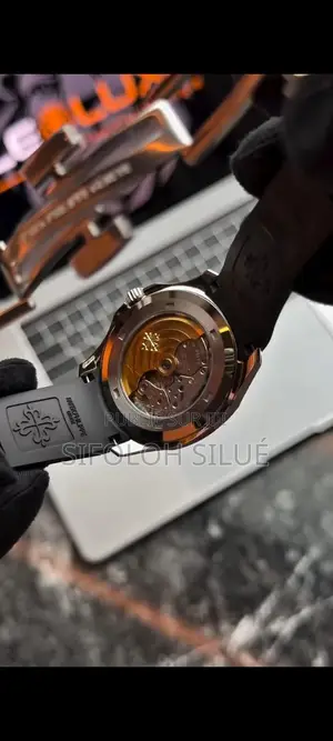 Montre Luxueuse Patek Philippe De La Collection Nautilus .