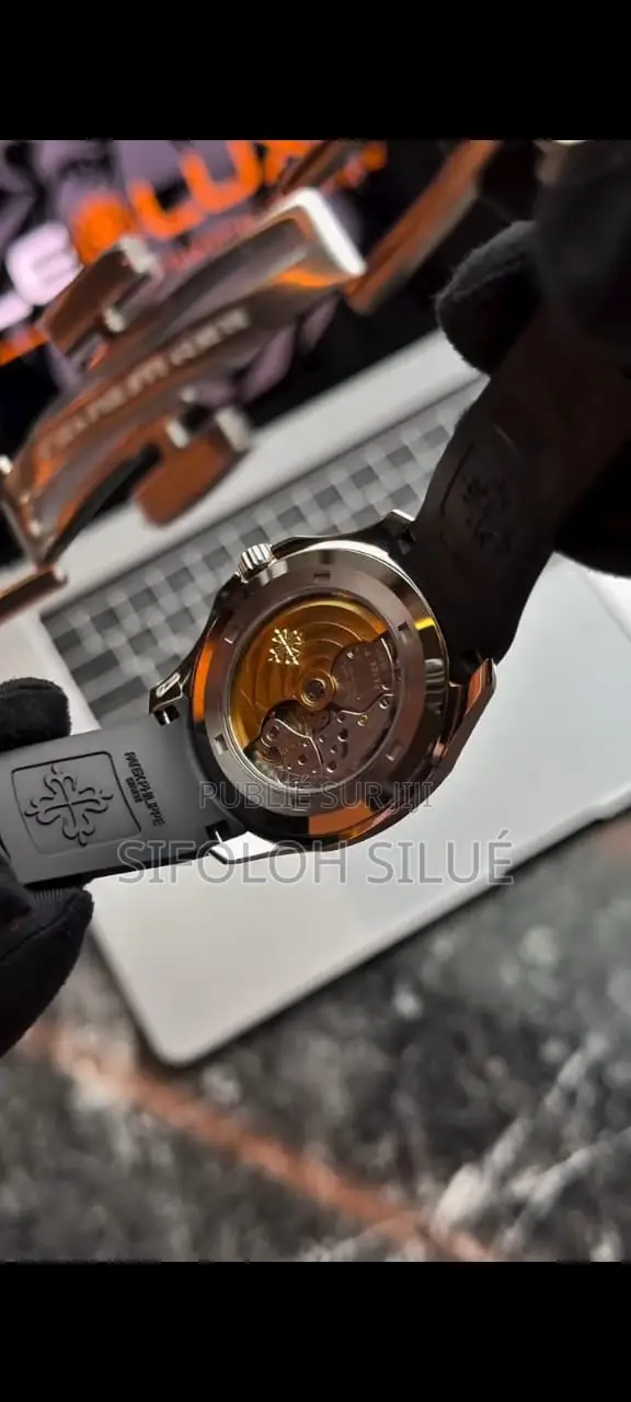 Montre Luxueuse Patek Philippe De La Collection Nautilus .