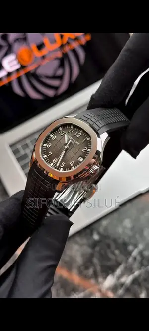 Montre Luxueuse Patek Philippe De La Collection Nautilus .