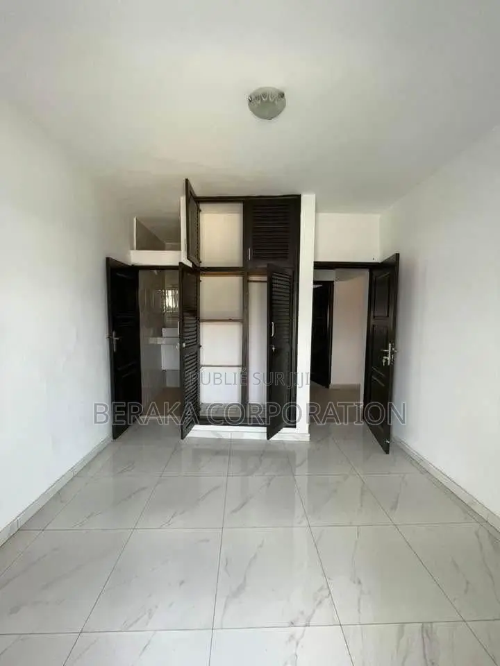 3chbre Duplex dans Beraka Corporation, Cocody à Louer