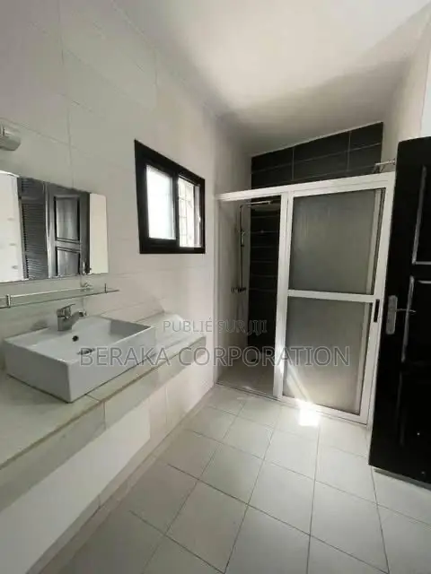 3chbre Duplex dans Beraka Corporation, Cocody à Louer