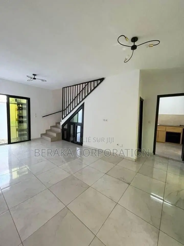 3chbre Duplex dans Beraka Corporation, Cocody à Louer