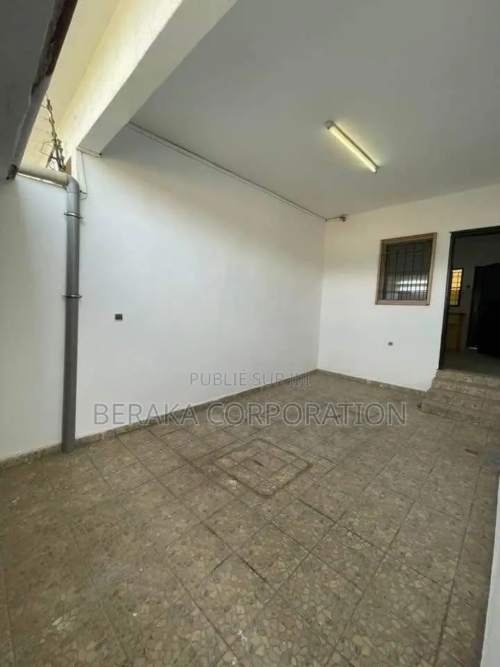 3chbre Duplex dans Beraka Corporation, Cocody à Louer