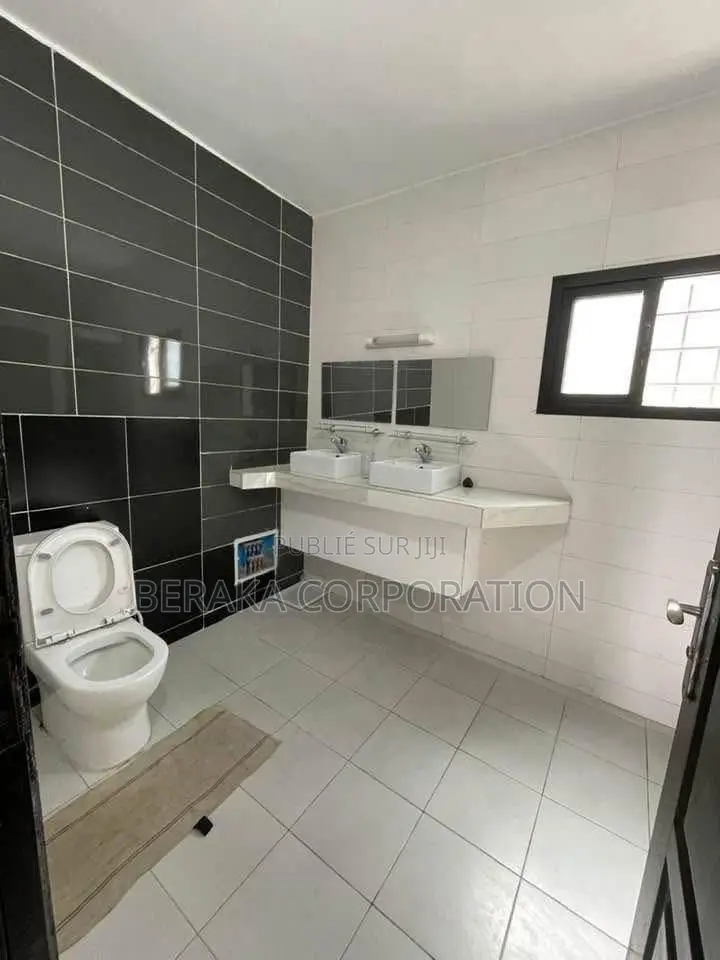 3chbre Duplex dans Beraka Corporation, Cocody à Louer