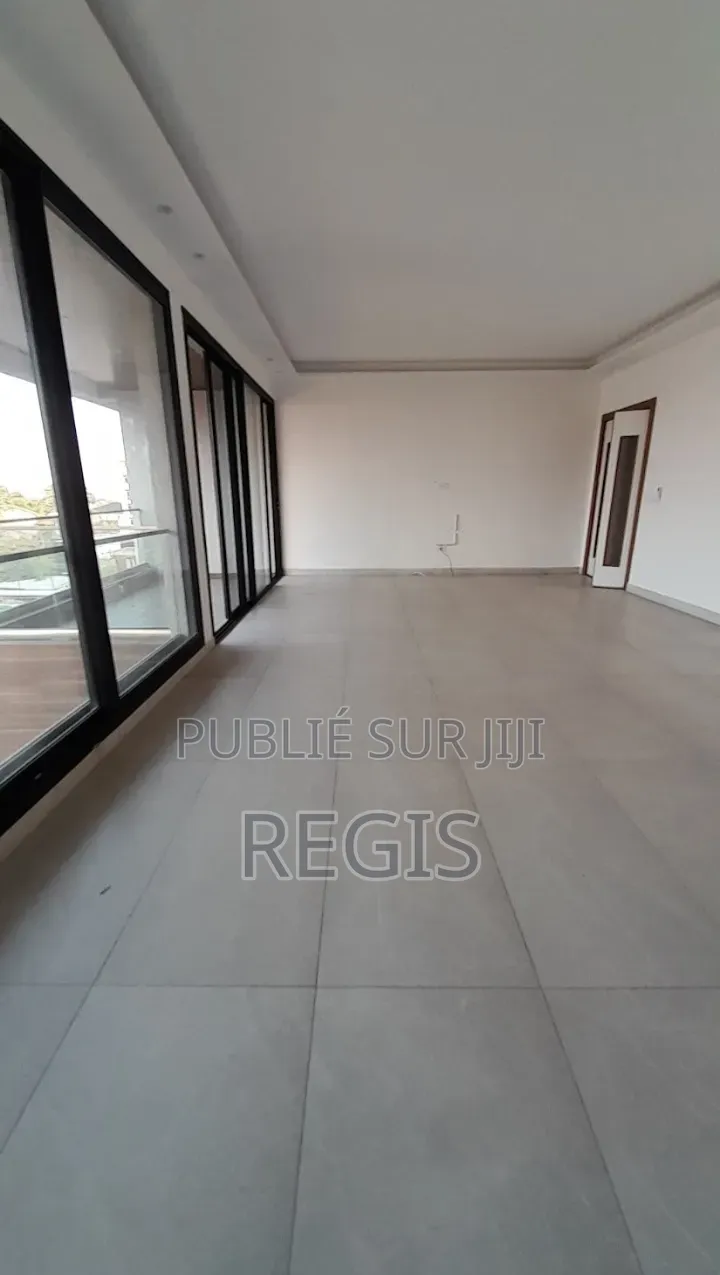 3chbre Appartement dans Haut Standing, Cocody à Louer