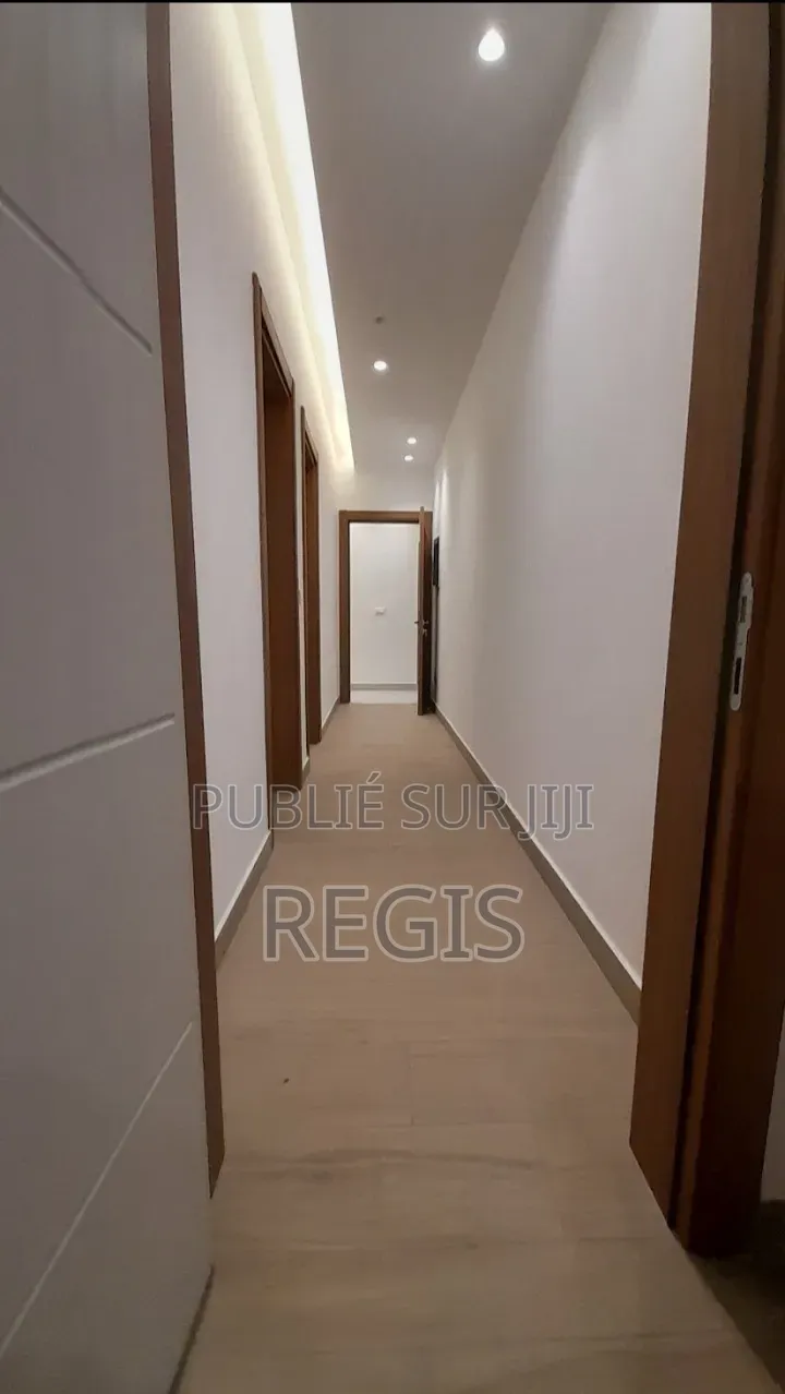 3chbre Appartement dans Haut Standing, Cocody à Louer
