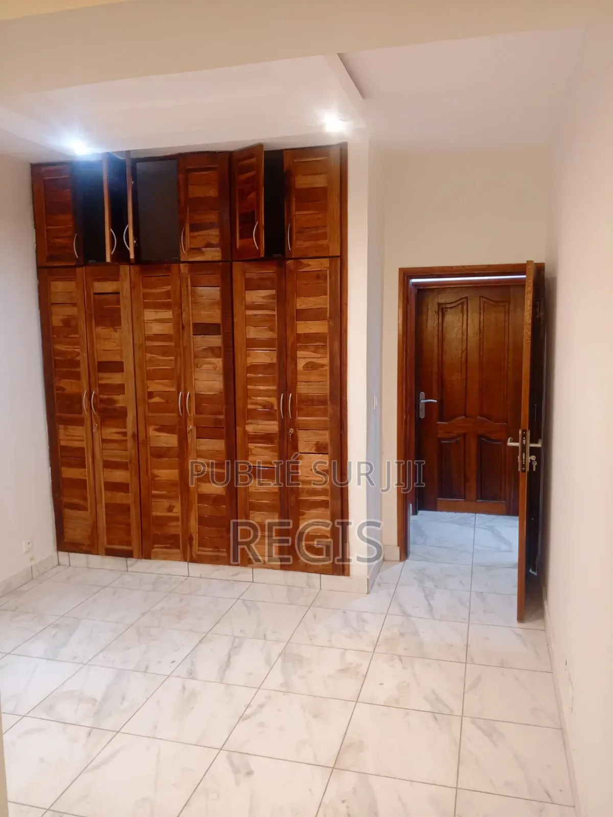 3chbre Villa dans Villa Basse, Cocody à Louer