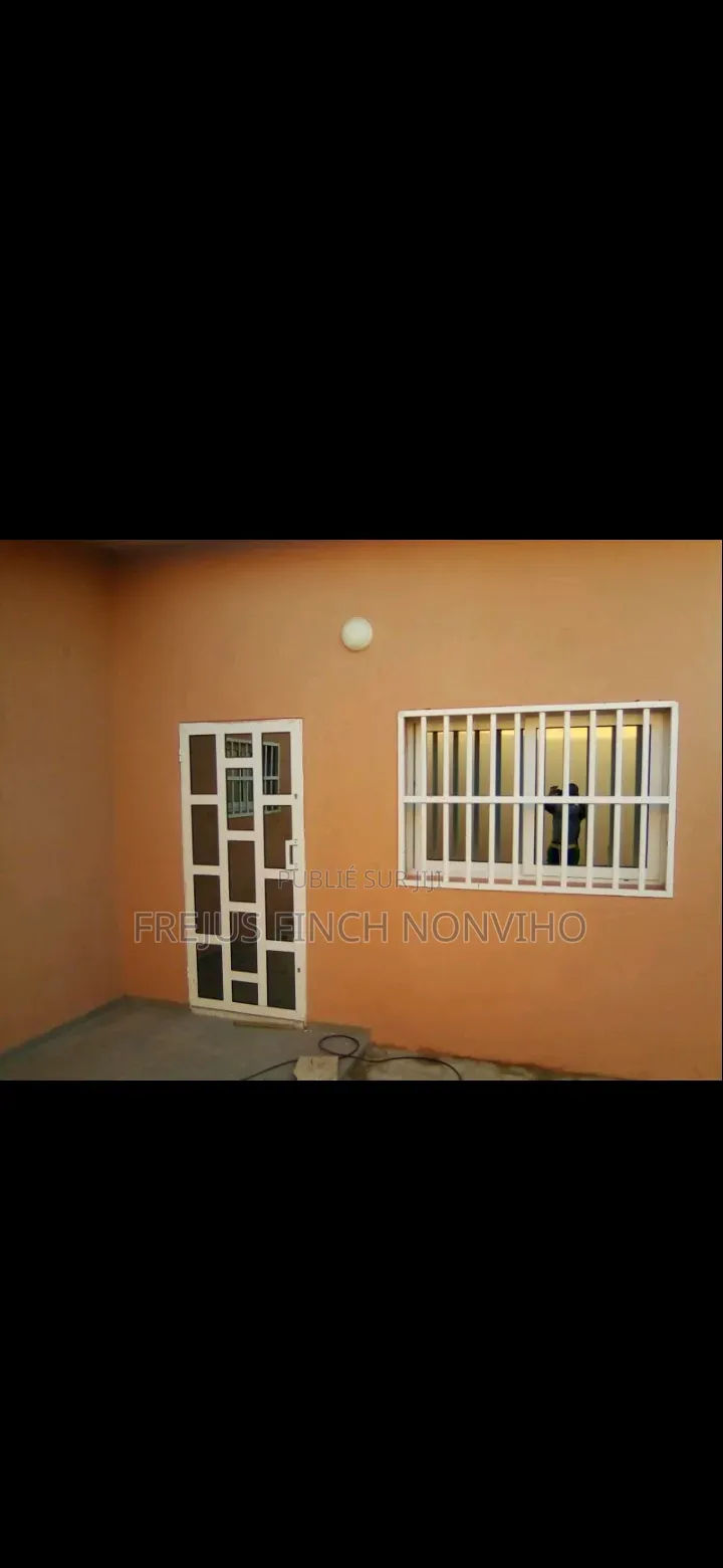 Fenêtre Aluminium Avec Grille De Sécurité Barreaudée 120000 Sur Mesure