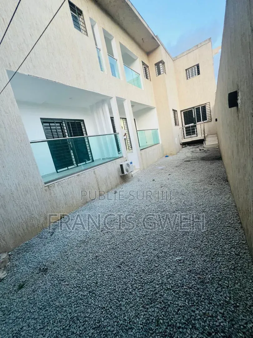 6chbre Duplex dans Francis Gweh, Cocody à Louer