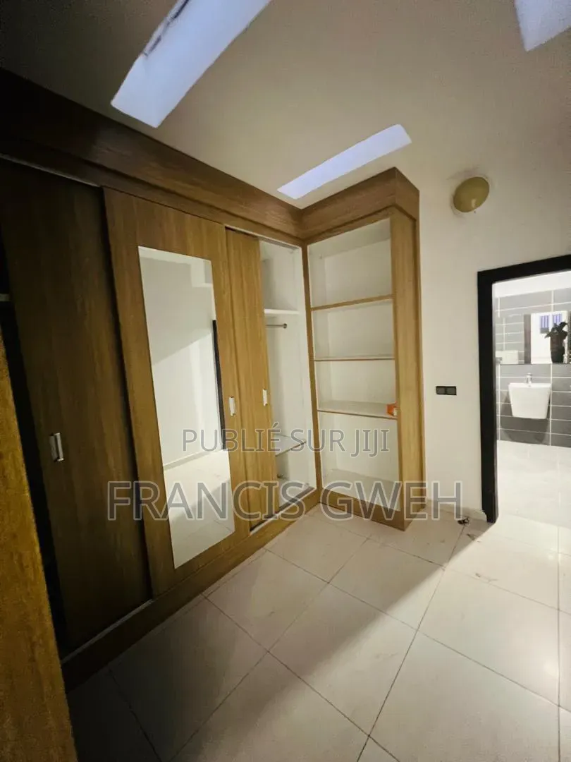 6chbre Duplex dans Francis Gweh, Cocody à Louer