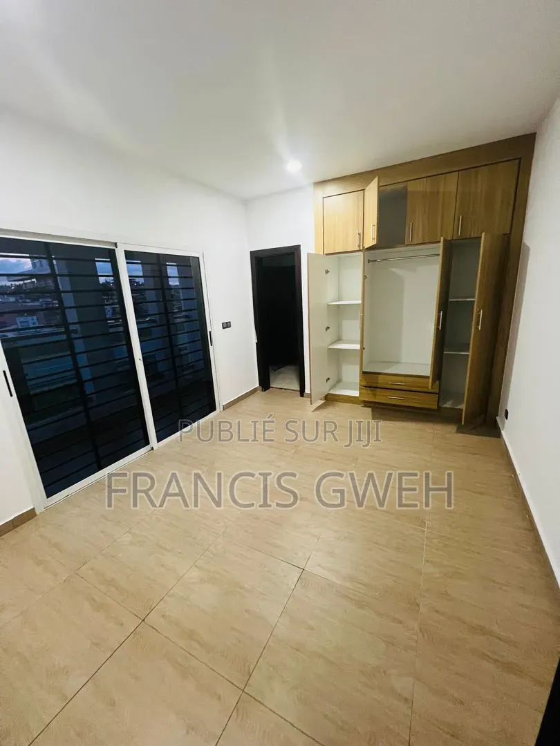 6chbre Duplex dans Francis Gweh, Cocody à Louer