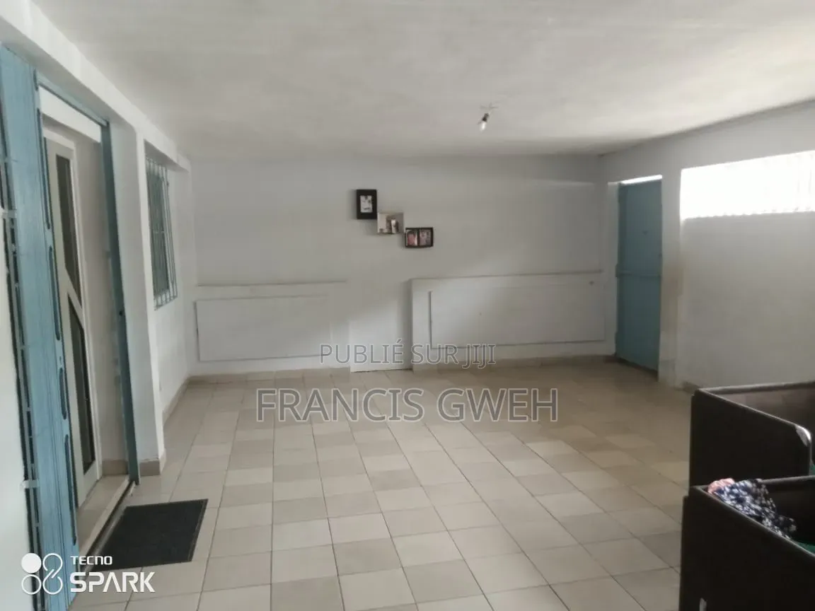 3chbre Villa dans Francis Gweh, Cocody à Vendre