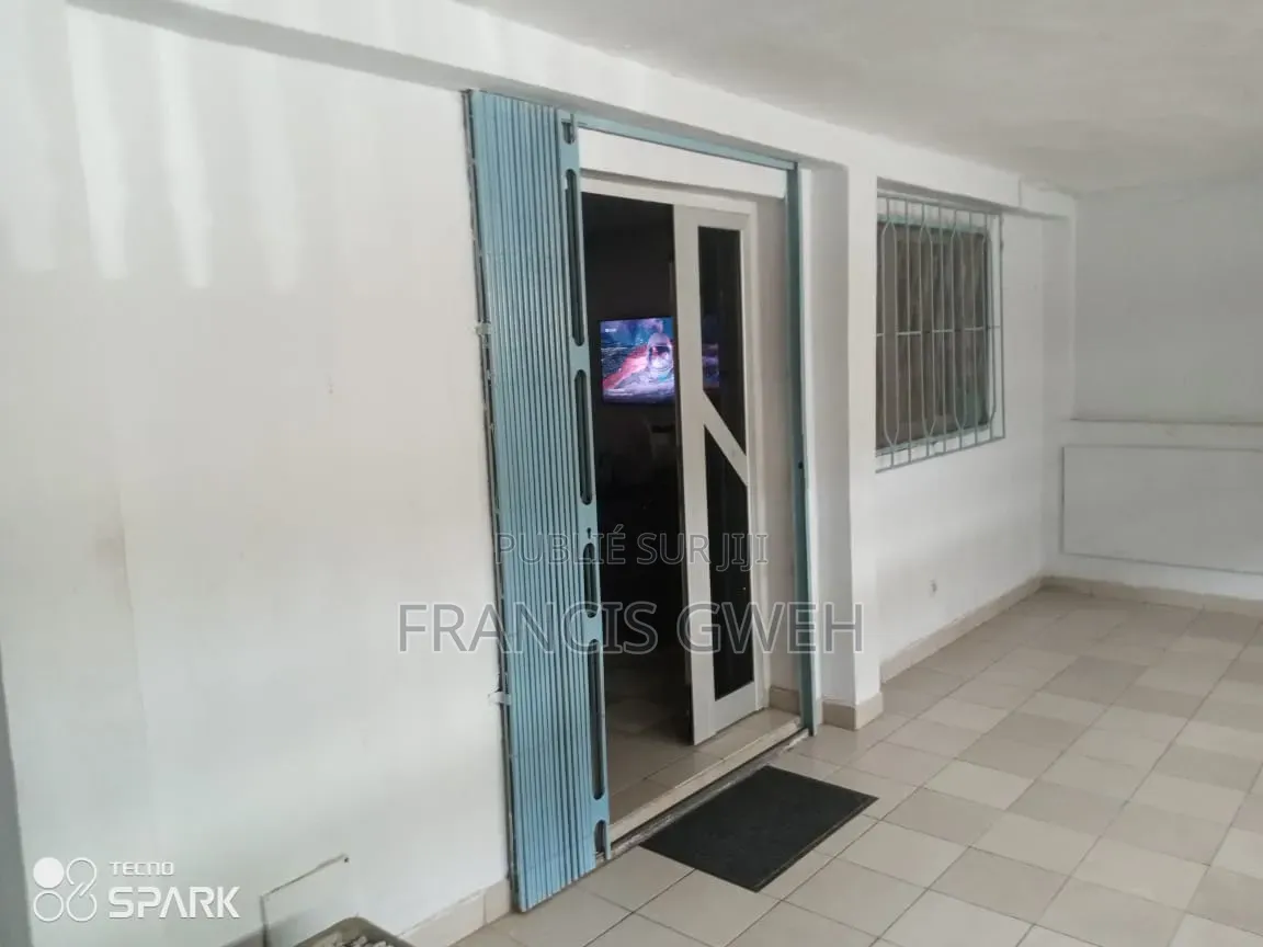 3chbre Villa dans Francis Gweh, Cocody à Vendre