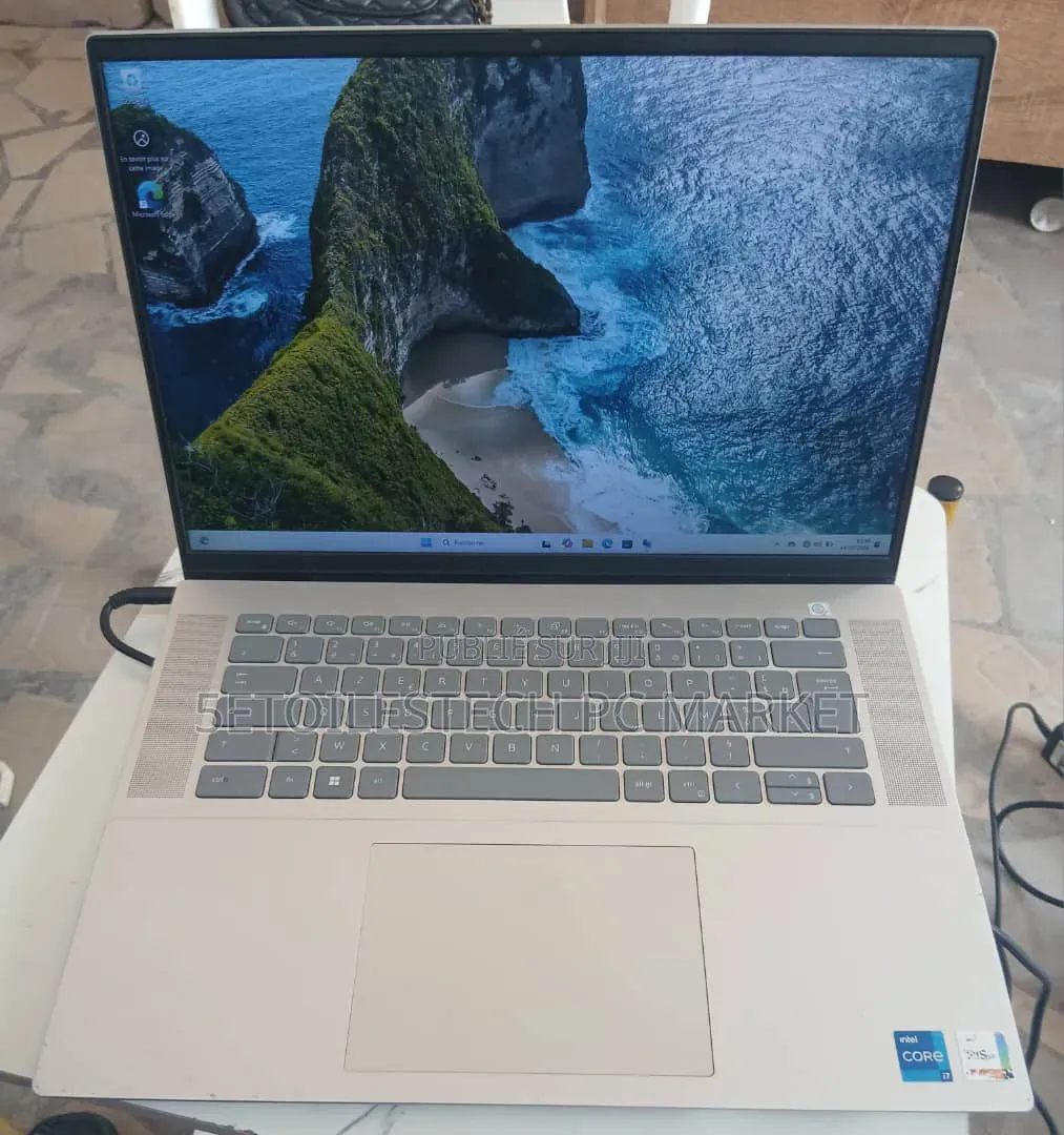 Nouveau Dell Inspiron 16 5620 16GB Intel Core i7 SSD 512GB
