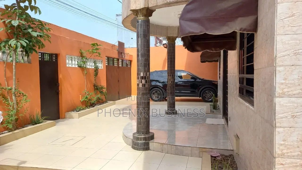 6chbre Villa dans Villa Triplex, Cocody à Vendre