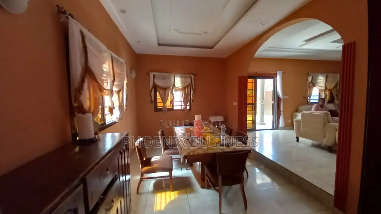 6chbre Villa dans Villa Triplex, Cocody à Vendre