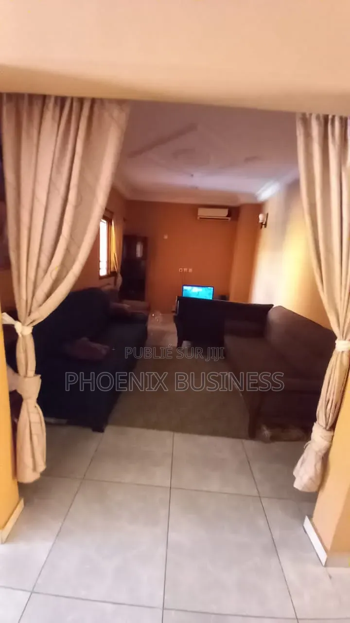 6chbre Villa dans Villa Triplex, Cocody à Vendre