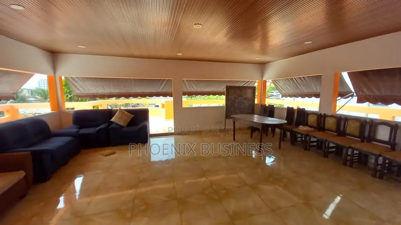 6chbre Villa dans Villa Triplex, Cocody à Vendre
