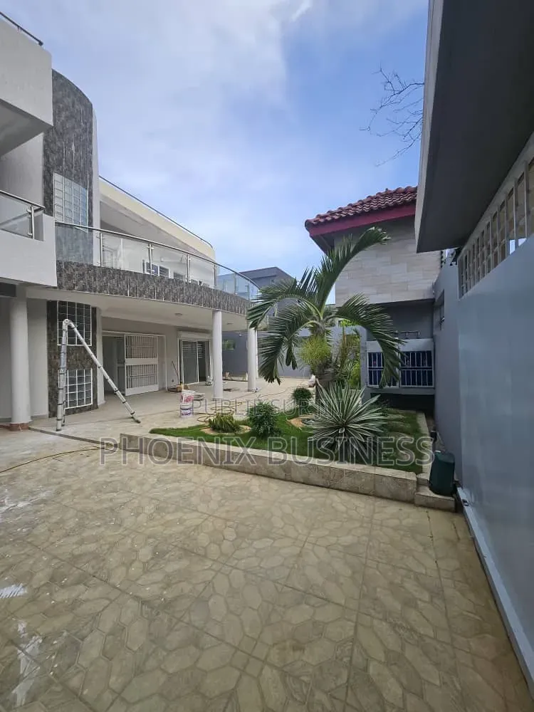 6chbre Villa dans Cocody à Vendre