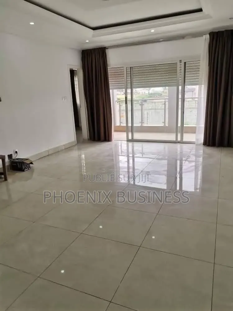 6chbre Villa dans Cocody à Vendre