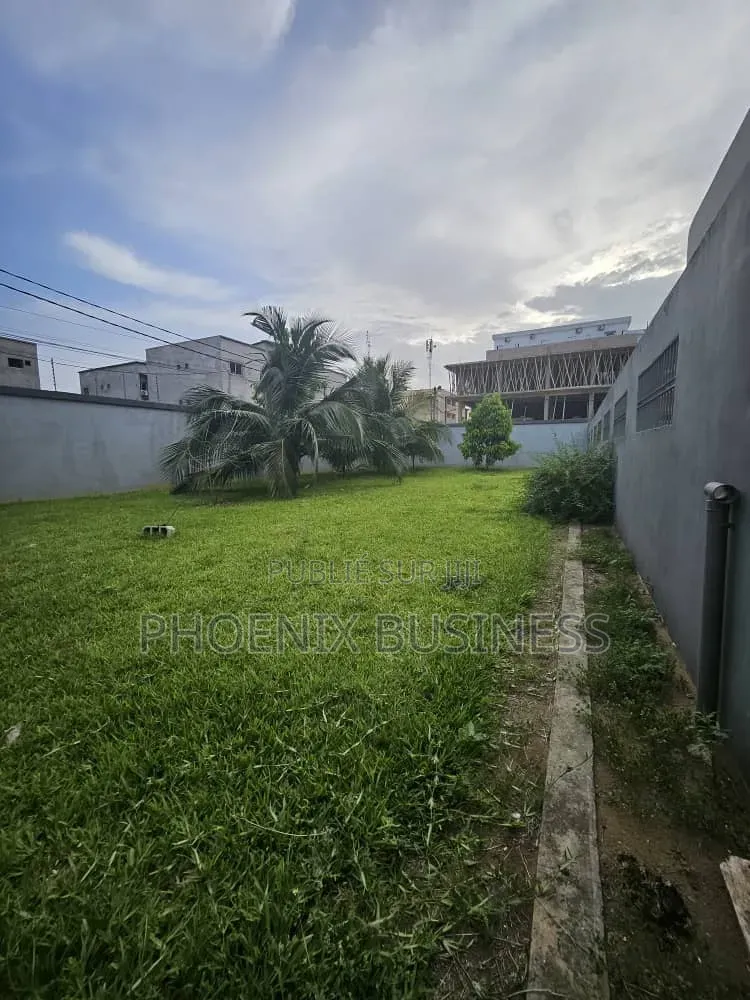 6chbre Villa dans Cocody à Vendre