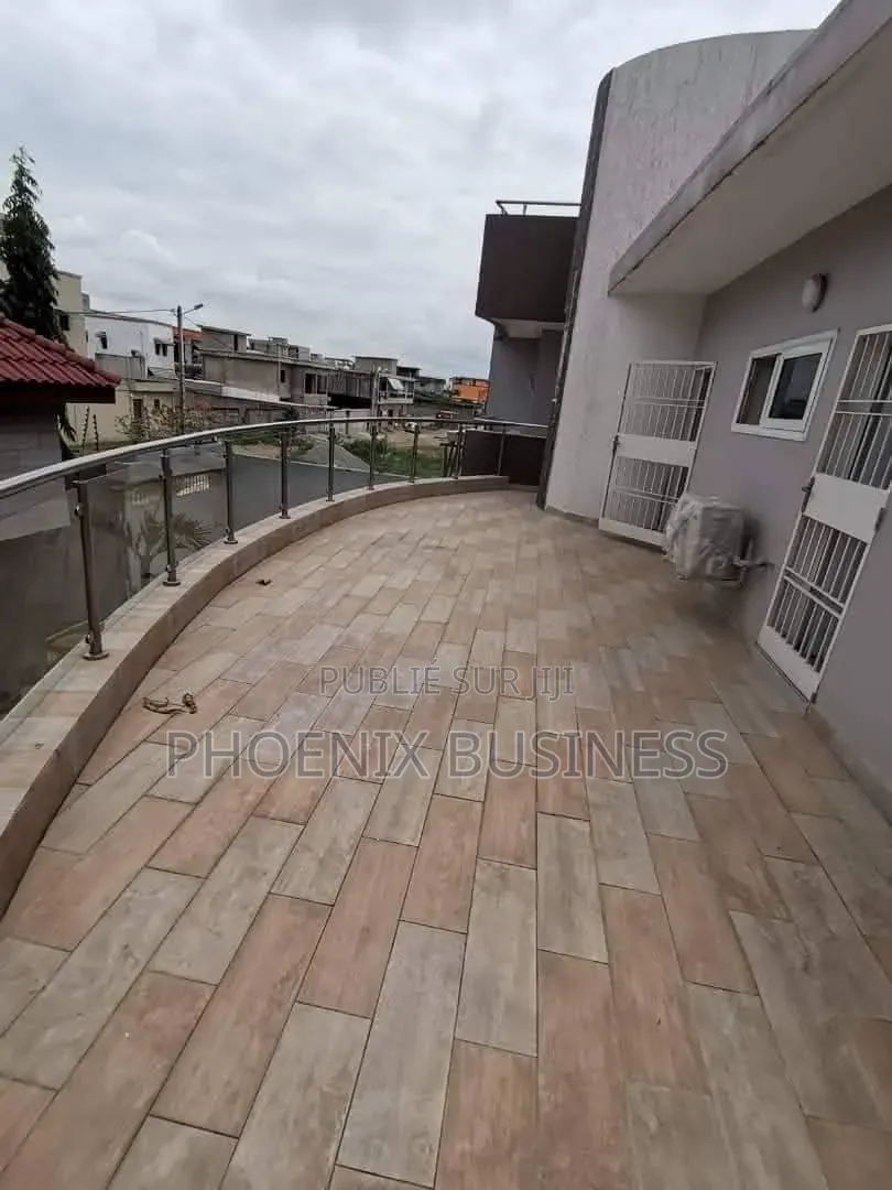 6chbre Villa dans Cocody à Vendre