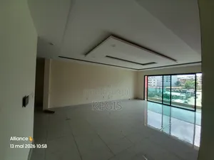 2chbre Appartement dans Immeuble Avec, Cocody à Louer