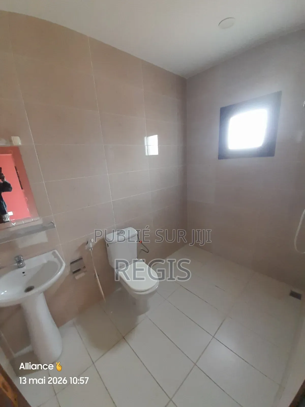 2chbre Appartement dans Immeuble Avec, Cocody à Louer