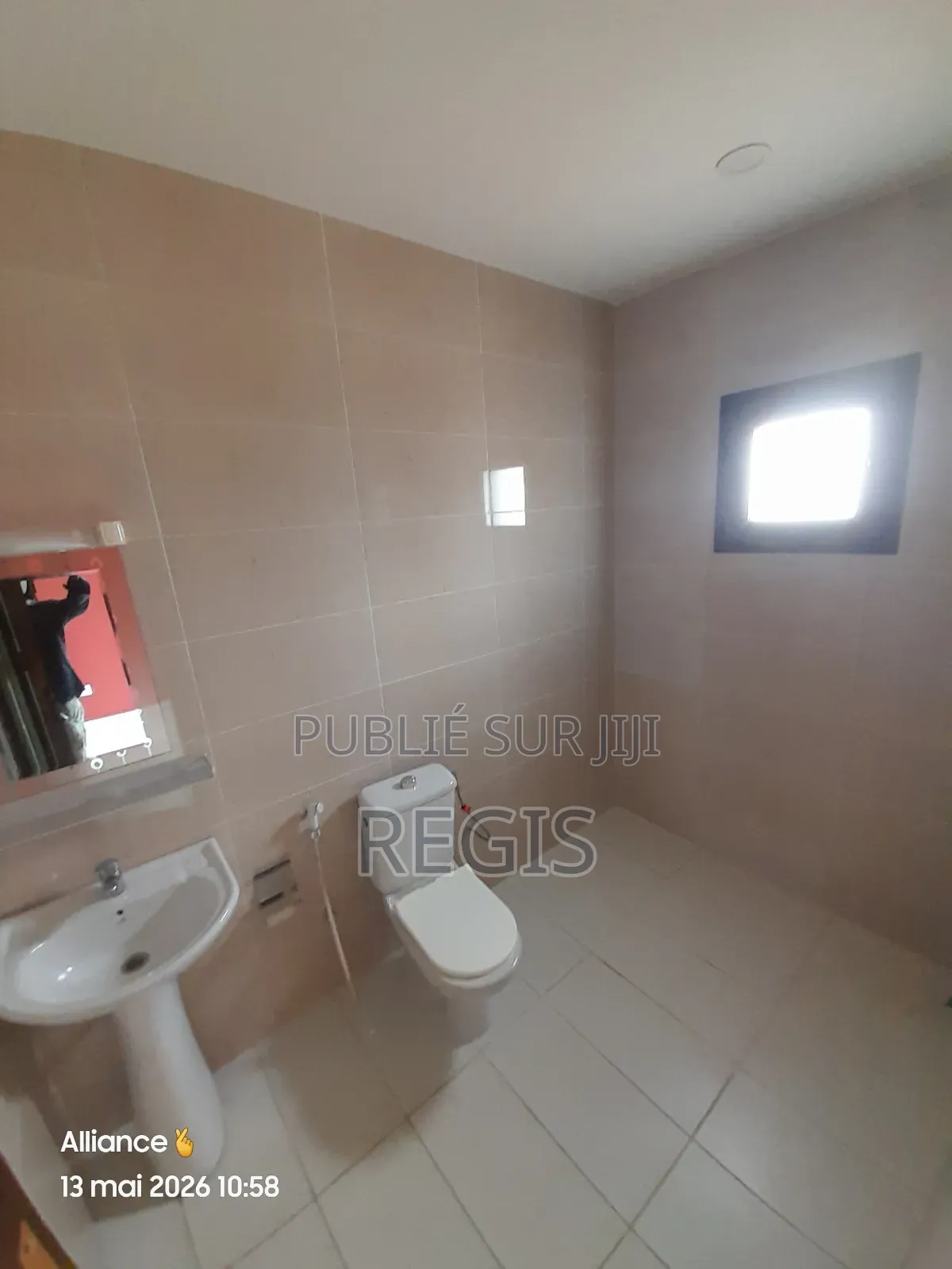 2chbre Appartement dans Immeuble Avec, Cocody à Louer