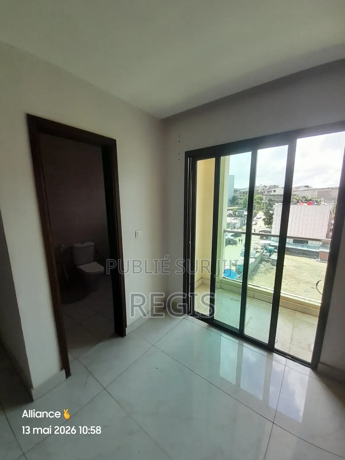 2chbre Appartement dans Immeuble Avec, Cocody à Louer
