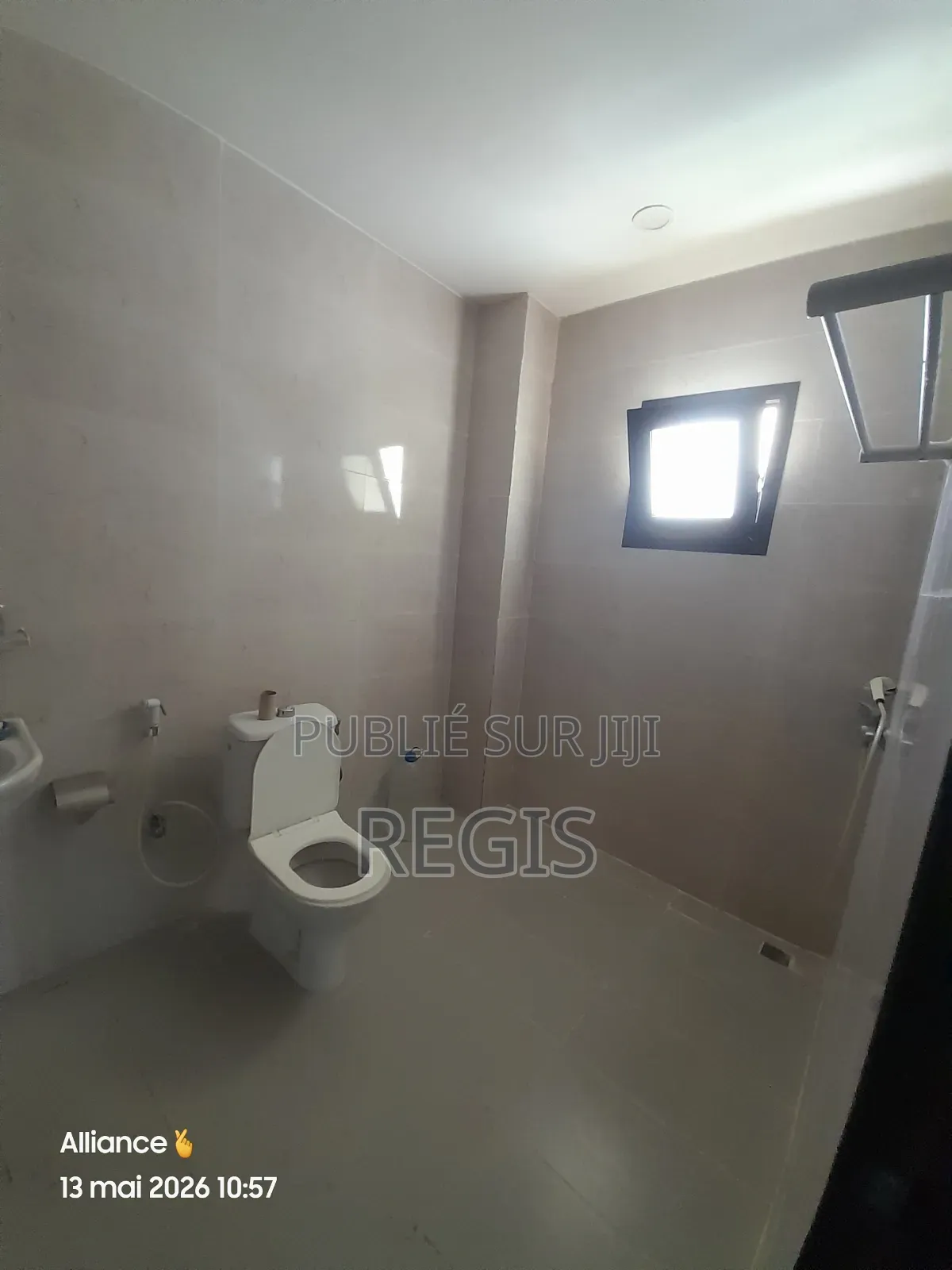 2chbre Appartement dans Immeuble Avec, Cocody à Louer