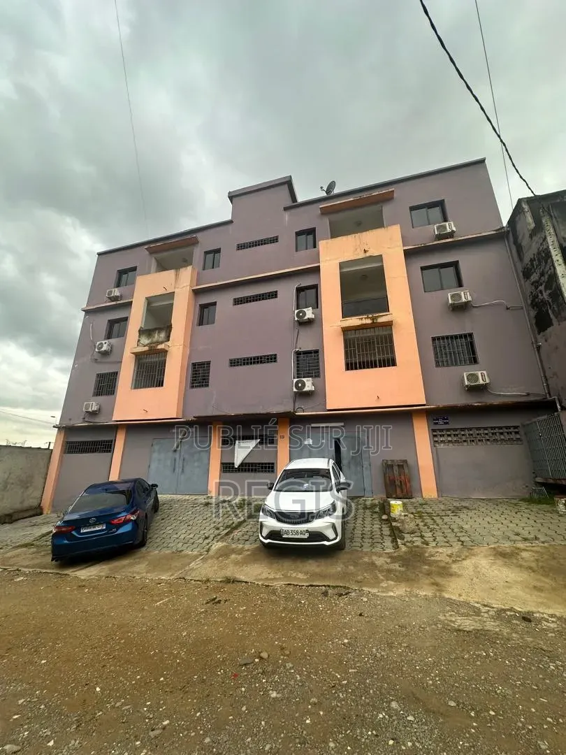 20chbre Blocs d'appartements dans Immeuble Entier À, Cocody à Louer