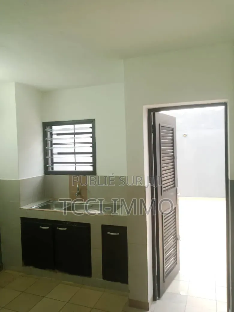 4chbre Maison dans Tccisarl, Cocody à Vendre