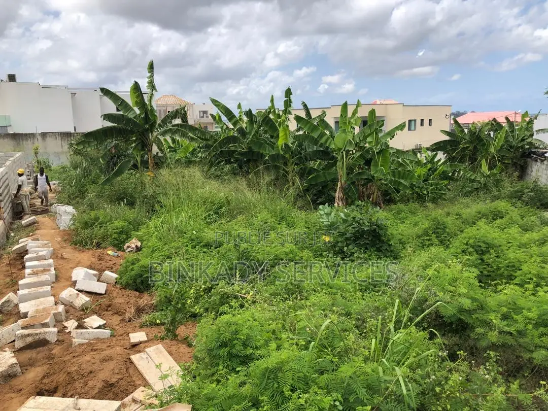 Abatta : Terrain 716 M2 Avec Acd en Vente