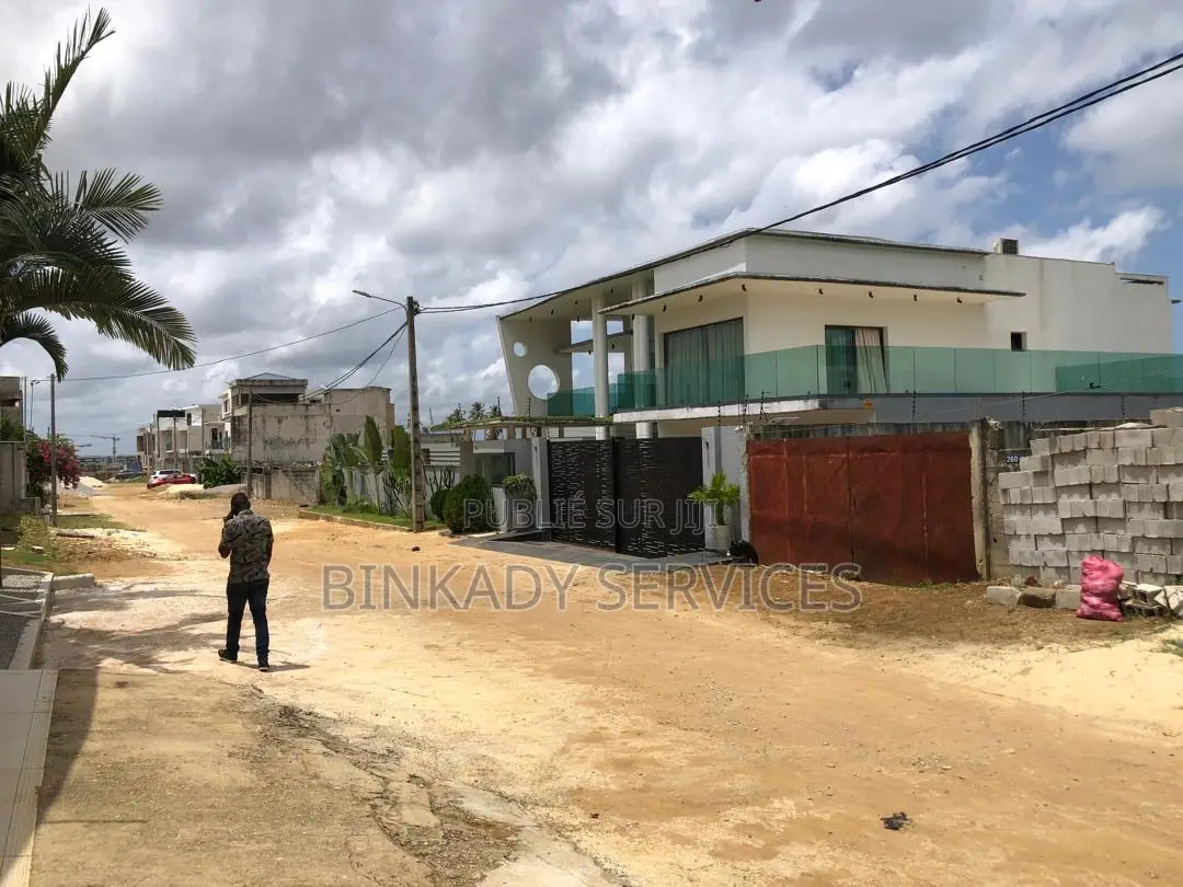 Abatta : Terrain 716 M2 Avec Acd en Vente