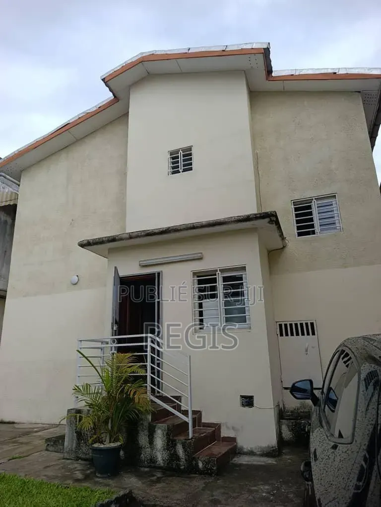 4chbre Villa dans Villa À Louer, Cocody à Louer
