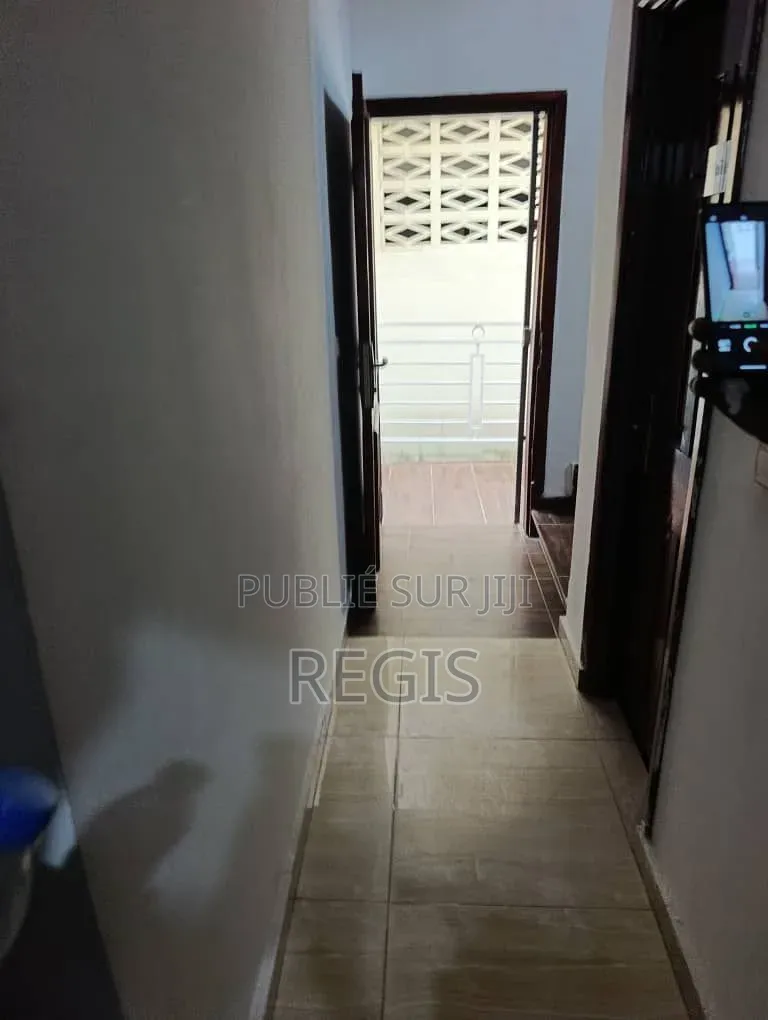 4chbre Villa dans Villa À Louer, Cocody à Louer
