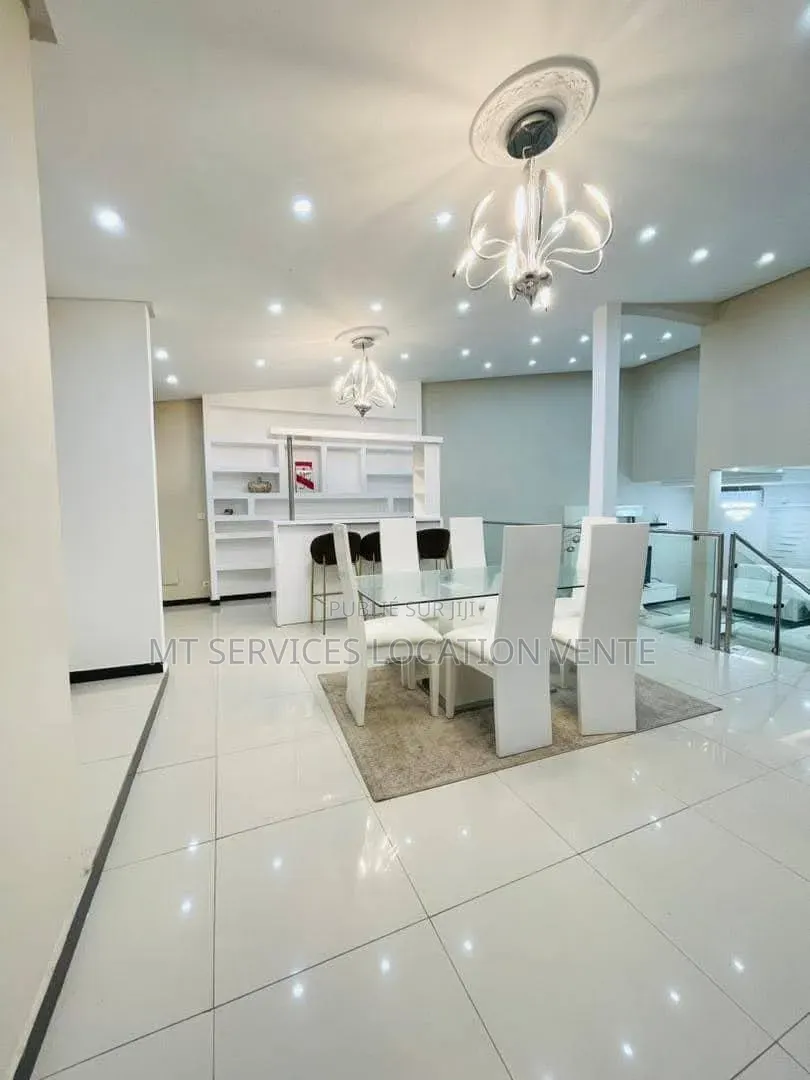 Meublé 3chbre Villa dans Mt Services Location, Cocody à Louer