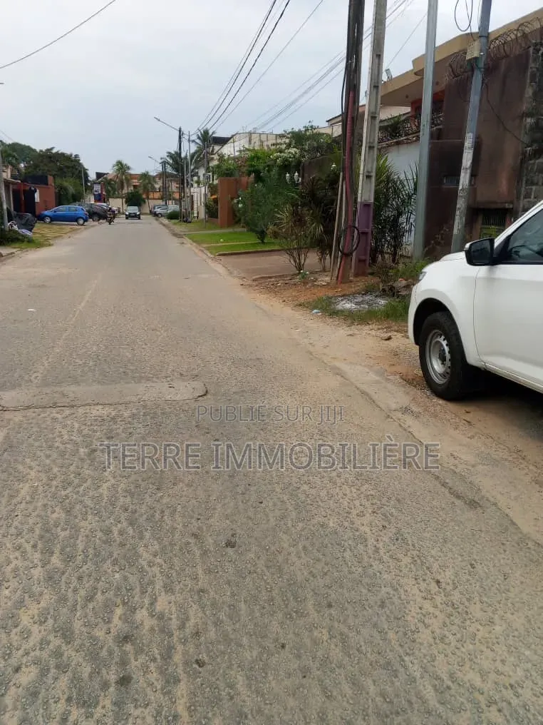 3chbre Duplex dans La Terre Immobilière, Cocody à Vendre