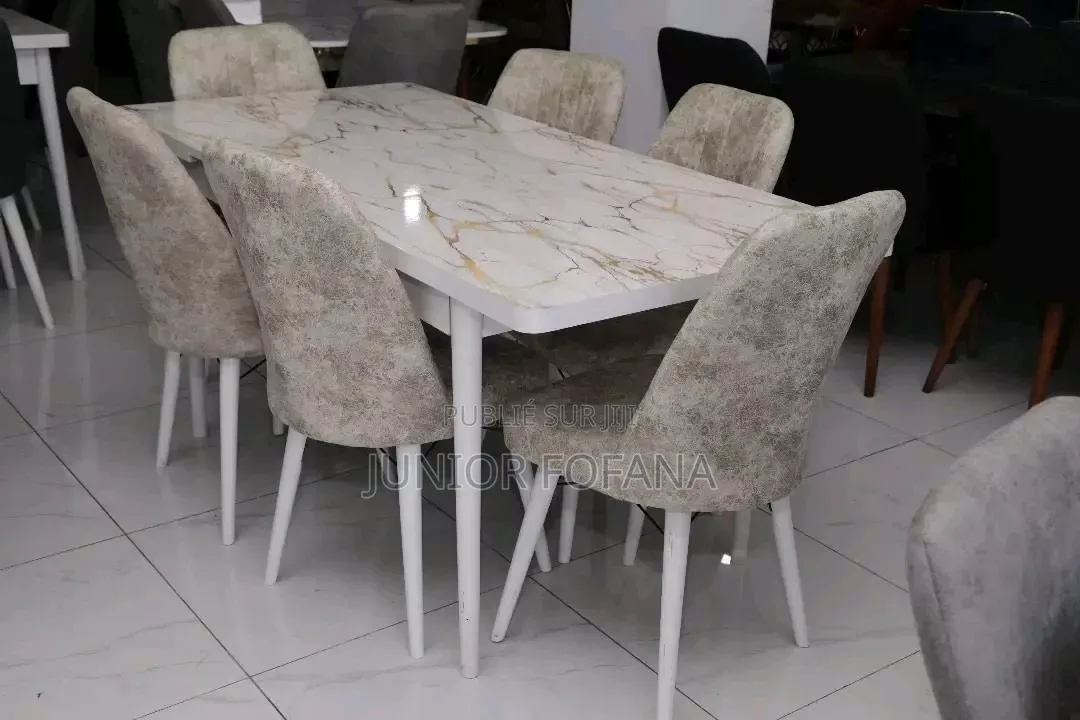 Table À Manger Disponible
