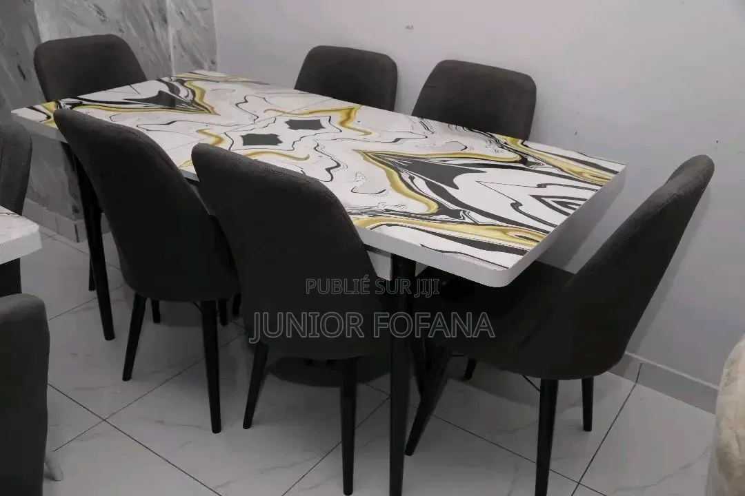 Table a Mangé Disponible