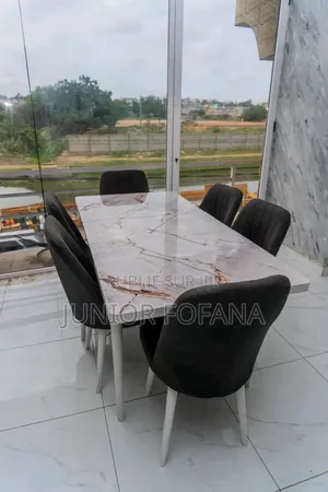 Table a Mangé Disponible