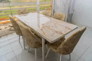 Table a Mangé Disponible