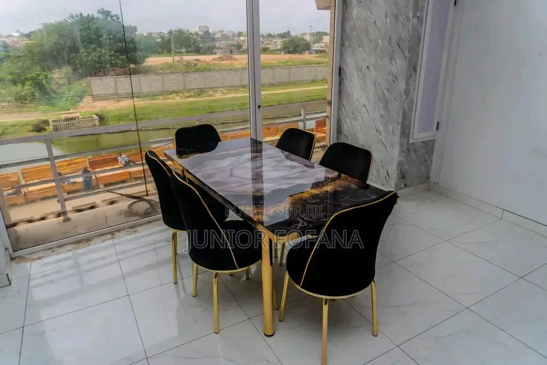 Table a Mangé Disponible