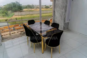 Table a Mangé Disponible