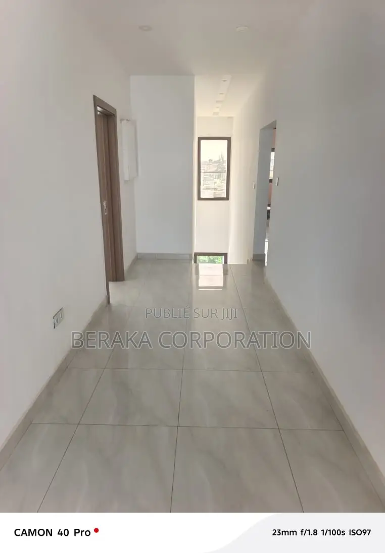 5chbre Duplex dans Beraka Corporation, Bingerville à Louer